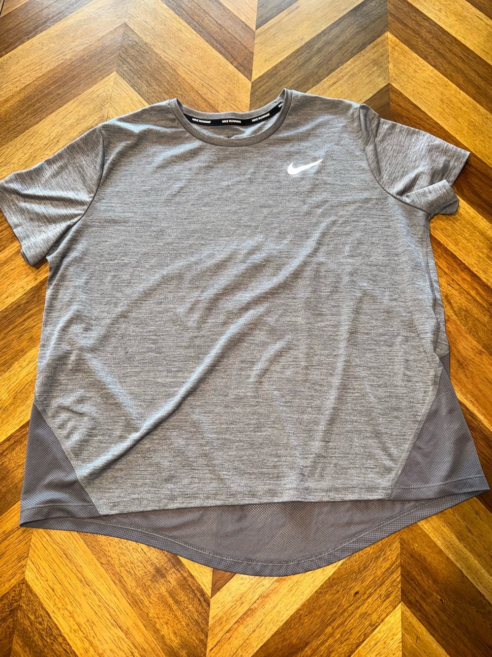 Nike Men’s Gray Short Sleeve Athletic Tee with Reflective Swoosh